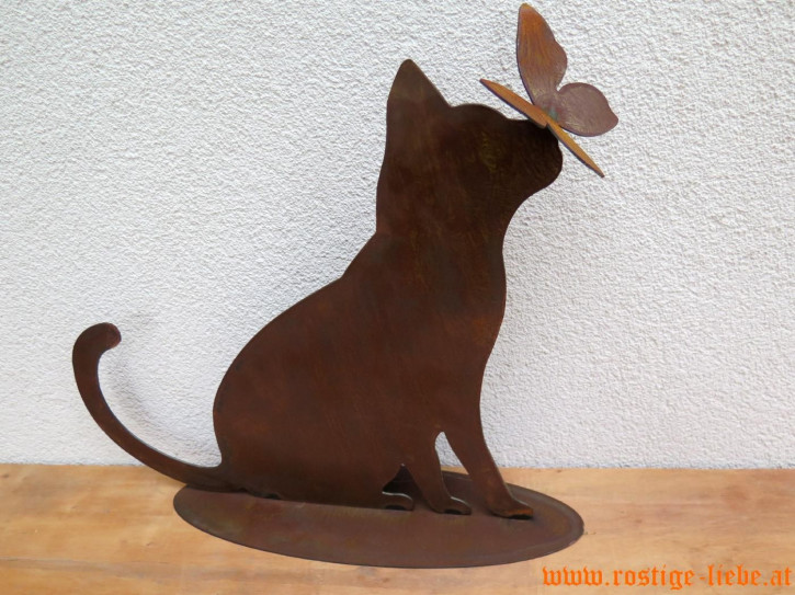 Edelrost Katze mit Schmetterling