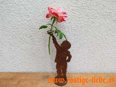 Edelrost Blumenkind Bub mit Reagenzglas