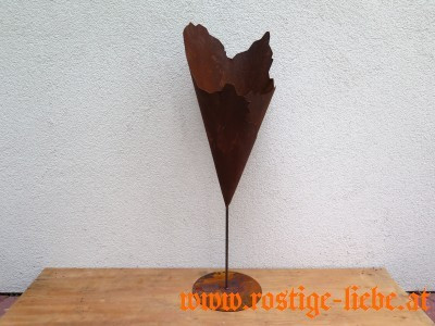 Edelrost Metalltüte auf Ständer