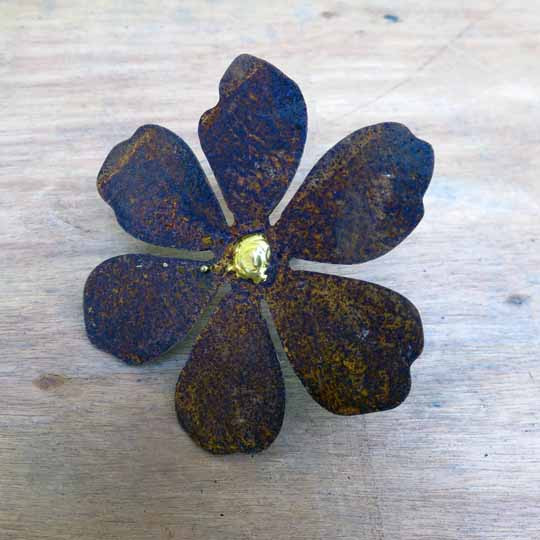 Edelrost Blüte mit Goldpunkt an Nagel klein