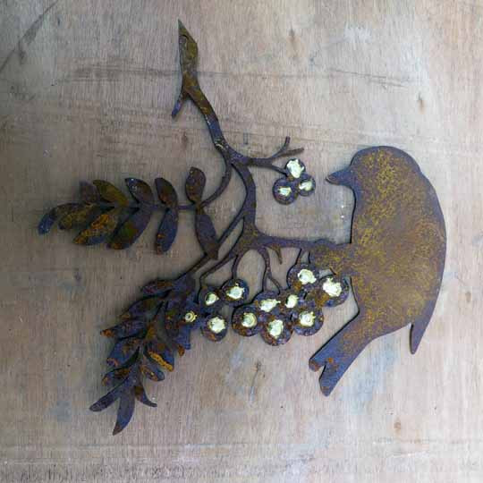 Edelrost Goldbeerenast mit Vogel länglich