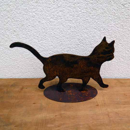 Edelrost Katze klein laufend auf Platte