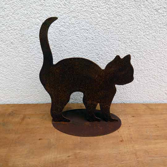 Edelrost Katze klein buckelnd auf Platte