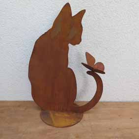 Edelrost Katze mit Schmetterling auf Schwanz