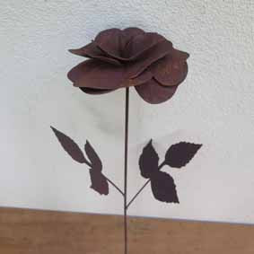 Edelrost Rose mit Blättern